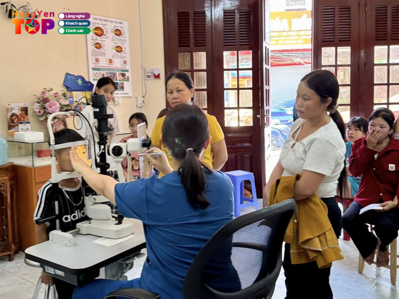 Phong-kham-mat-bac-si-trang-hungyentoplist