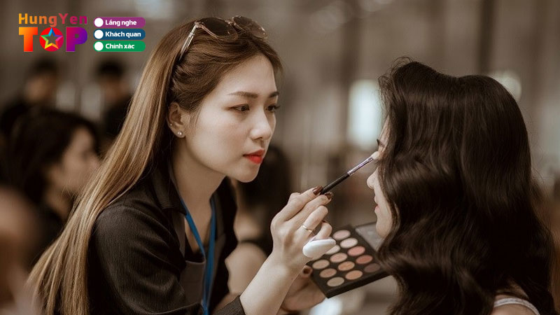 Top-10-dia-chi-hoc-makeup-tai-hung-yen-tan-tam-cam-ket-tay-nghehungyentoplist